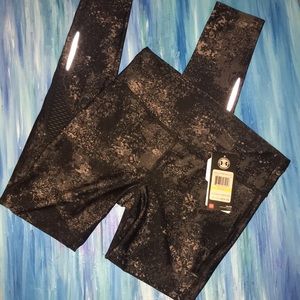 NWT Under Armor black/grey compression leggings.